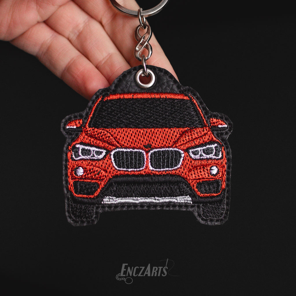 Unikalny brelok EnczArts z haftowanym wzorem BMW F48. Doskonały upominek dla fana motoryzacji.