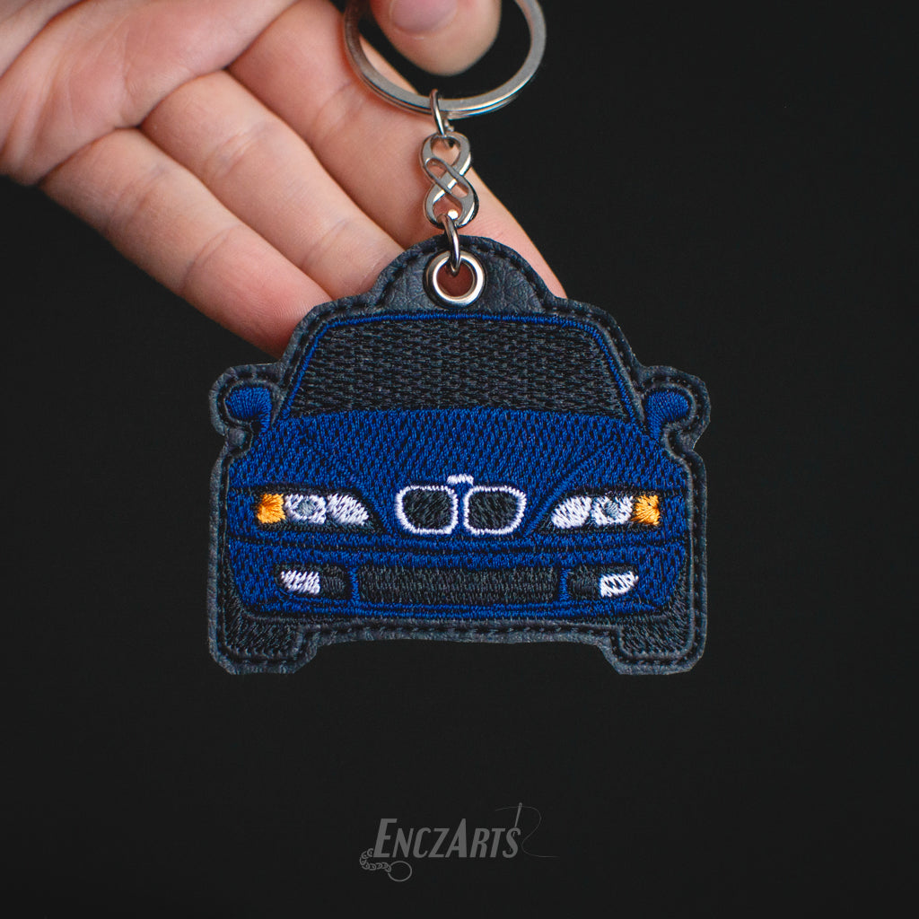 Haftowany brelok samochodowy EnczArts przedstawiający klasycznego BMW Z3 wyjątkowe rękodzieło dla miłośników motoryzacji