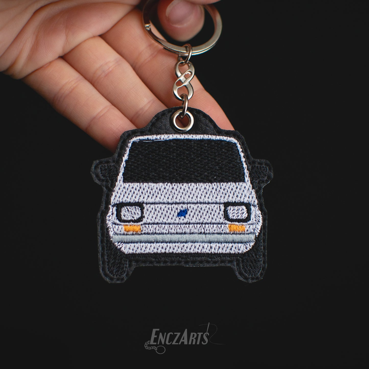 Unikalny brelok EnczArts z haftem Fiat 126p maluch biały unikalny prezent motoryzacyjny handmade