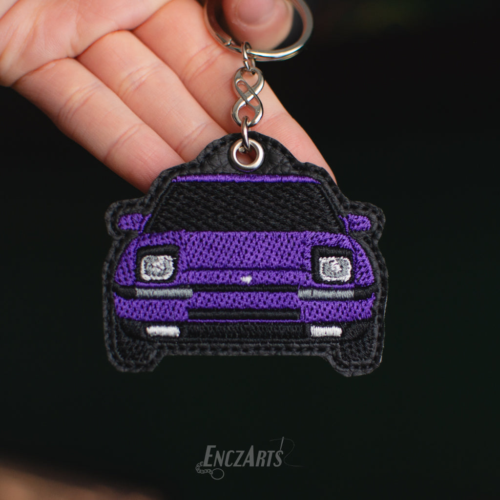 Personalizowany brelok z haftem Mazda 323F BG haftowany idealny prezent dla fana motoryzacji