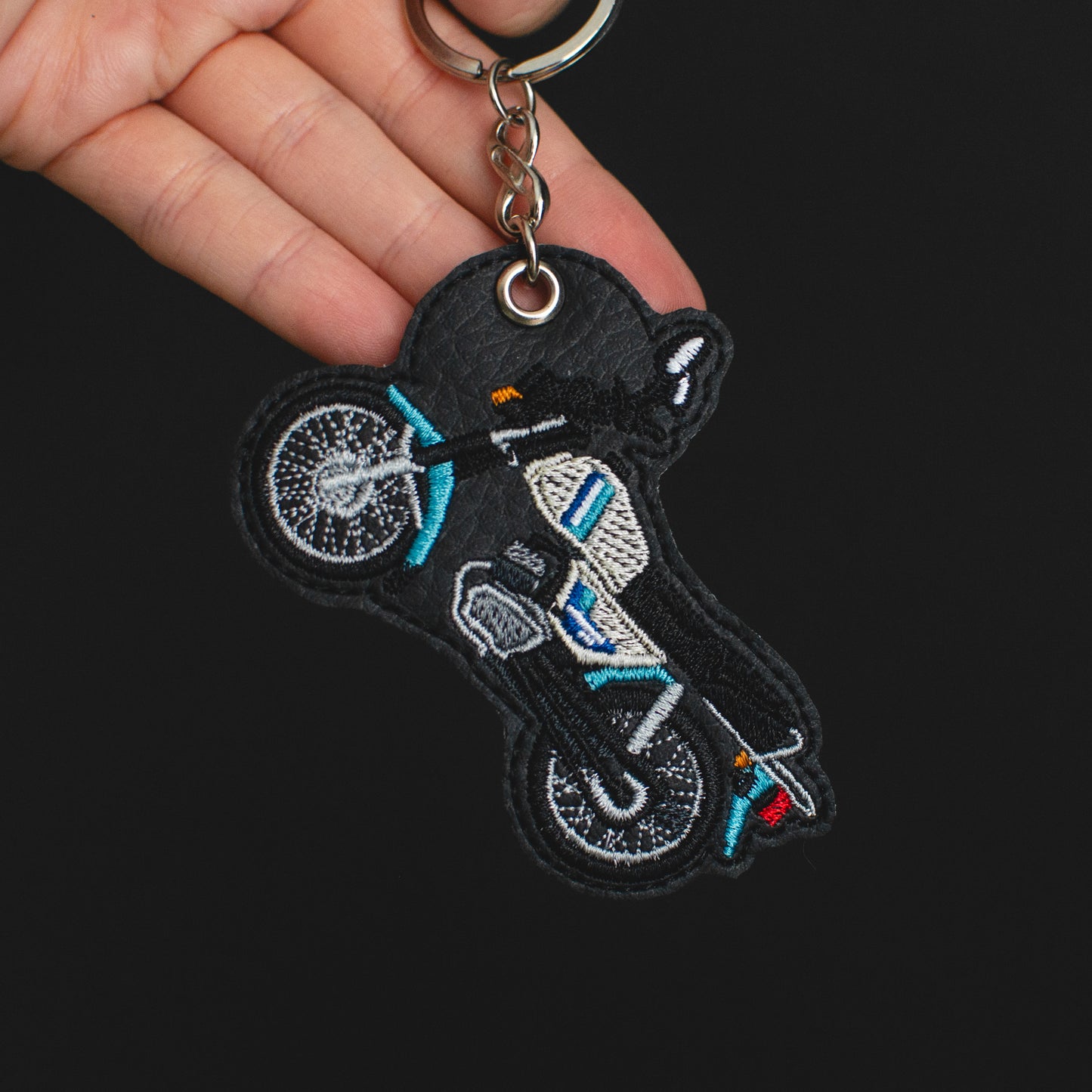 Haftowany brelok samochodowy EnczArts przedstawiający klasycznego Rometa Chart wyjątkowe rękodzieło dla miłośników motoryzacji