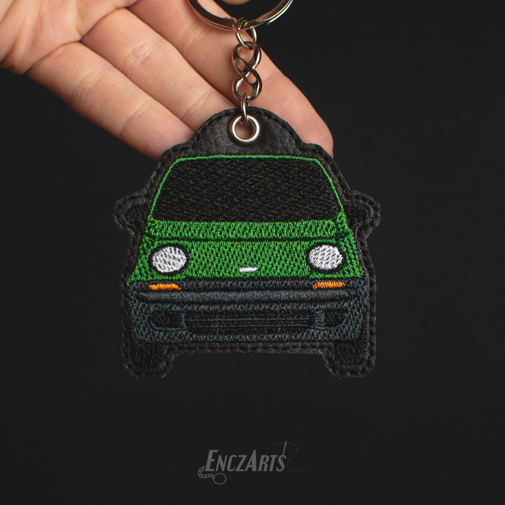 Haftowany brelok samochodowy EnczArts model Daewoo Matiz M100 w kolorze zielonym.