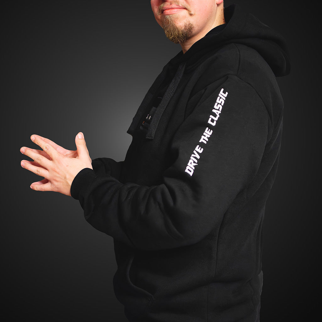 Czarna bluza kangurka z haftem ze zdjęcia