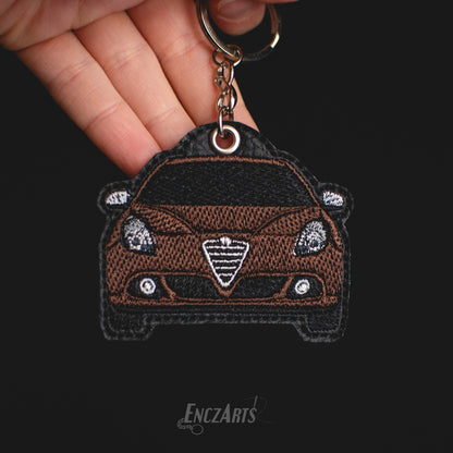 Personalizowany brelok z haftem Alfa Romeo Giulietta idealny prezent dla fana motoryzacji 