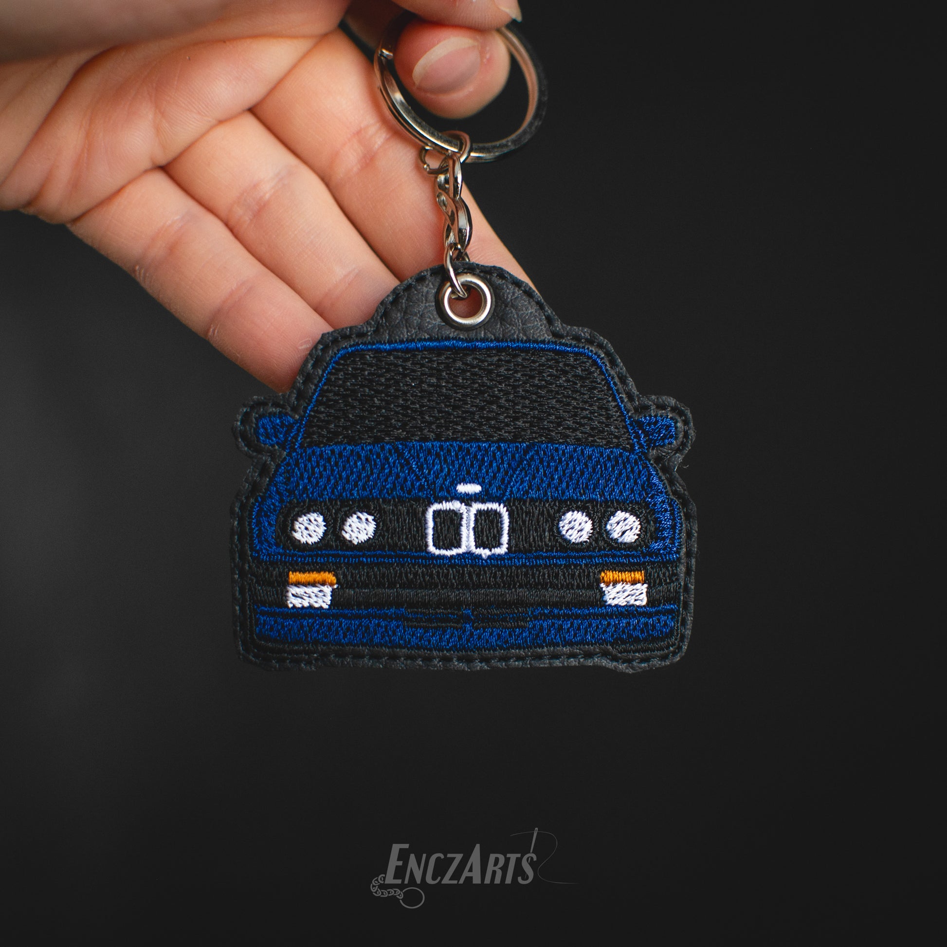 Brelok EnczArts z haftem BMW E30 w granatowej kolorystyce brelok z haftem Twojego samochodu 
