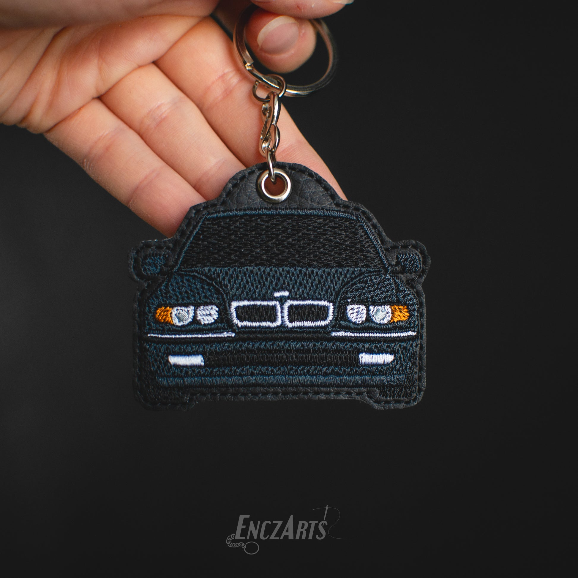 Personalizowany brelok samochodowy EnczArts przedstawiający BMW E38 oryginalny prezent dla kierowcy 