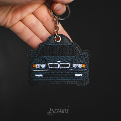 Personalizowany brelok samochodowy EnczArts przedstawiający BMW E38 oryginalny prezent dla kierowcy 