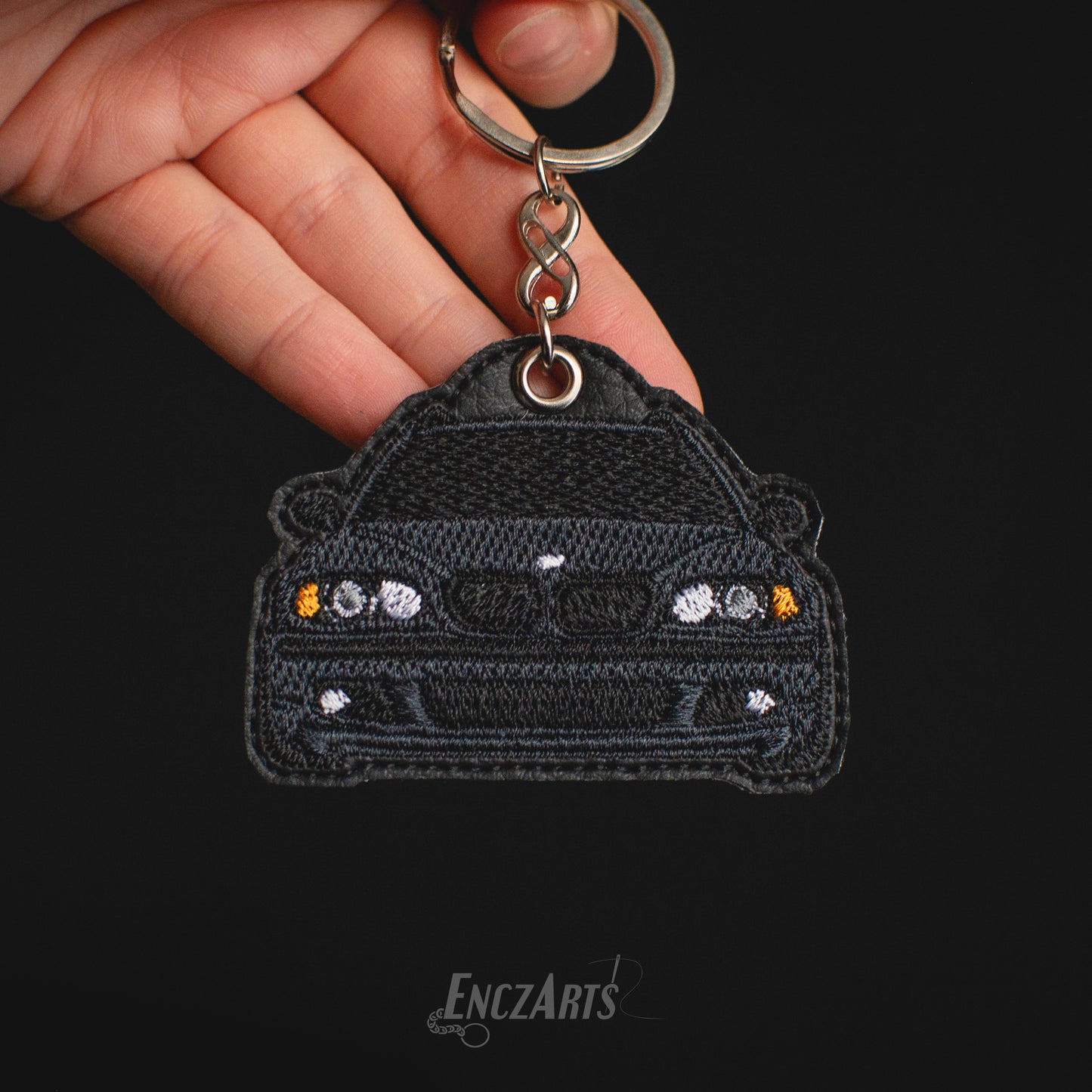 Haftowany brelok samochodowy EnczArts przedstawiający czarne BMW E46 wyjątkowe rękodzieło dla miłośników motoryzacji 