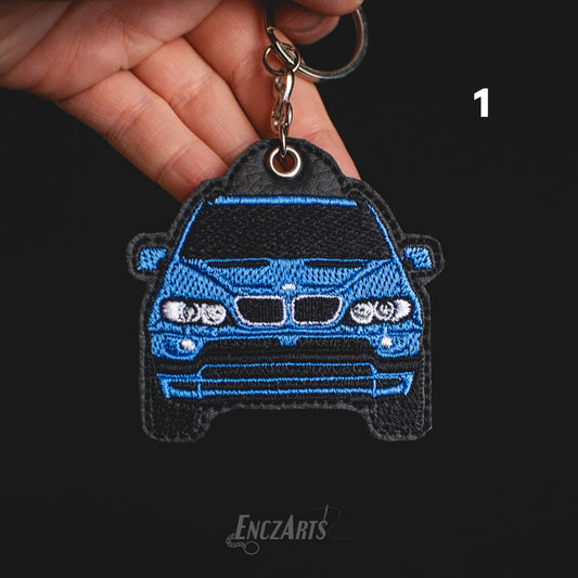 Haftowany brelok z motywem BMW E83 od EnczArts. Miniatura samochodu wykonana techniką haftu. 