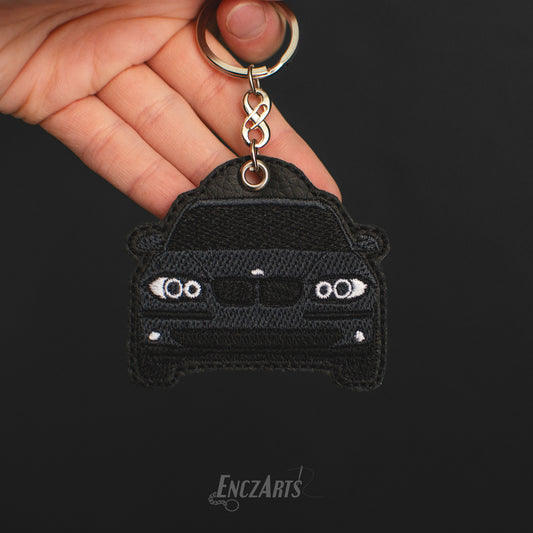Haftowany brelok samochodowy EnczArts przedstawiający klasycznego BMW E87 wyjątkowe rękodzieło dla miłośników motoryzacji 
