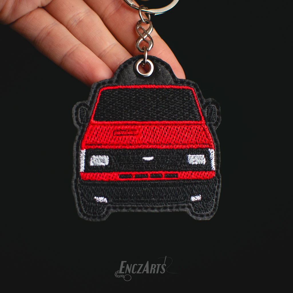 Haftowany brelok samochodowy EnczArts model Daewoo Lublin w kolorze bordowym.