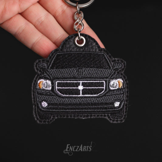 Unikalny brelok EnczArts z haftem auta Dodge Caliber unikalny prezent motoryzacyjny handmade 