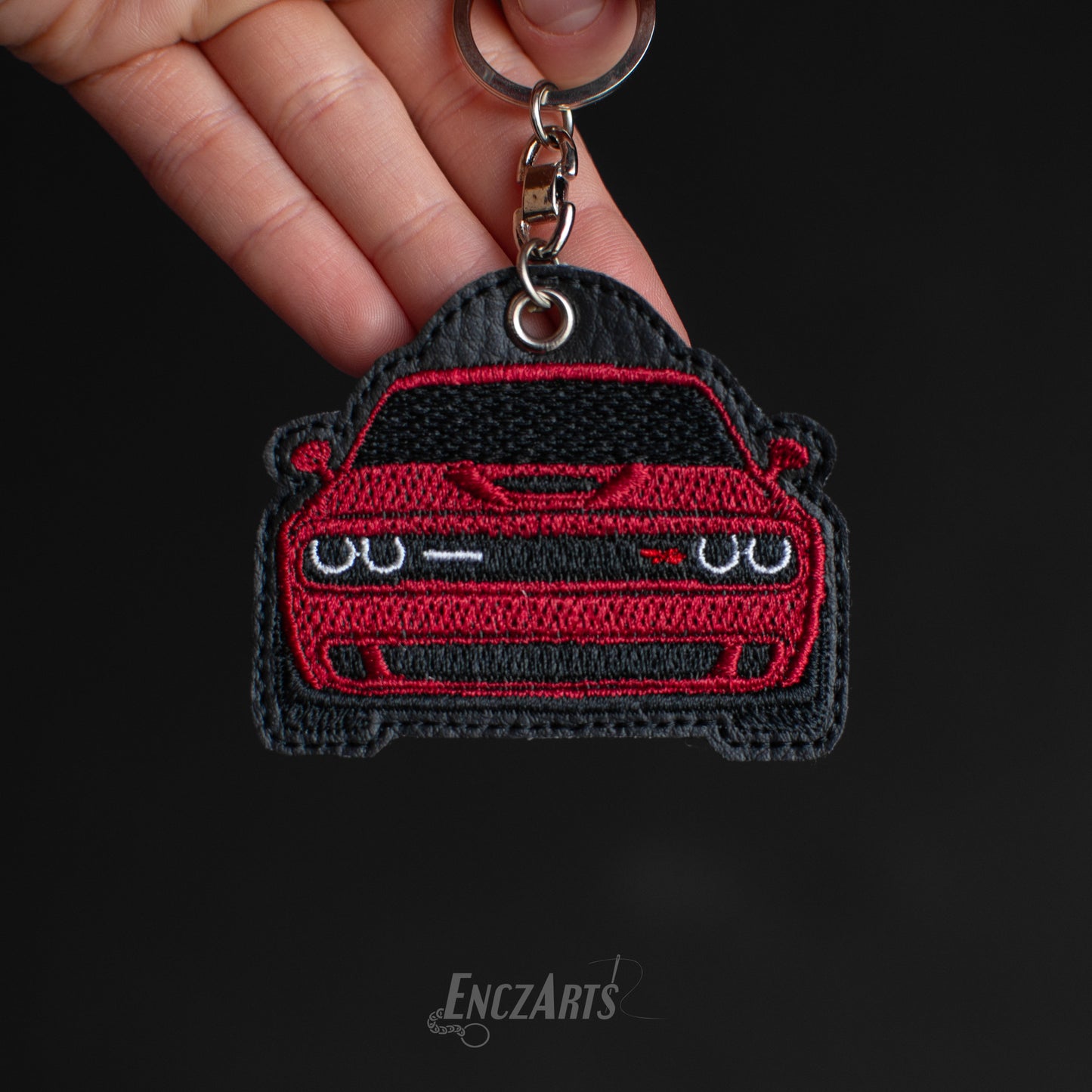 Haftowany brelok samochodowy EnczArts model Dodge Challenger w kolorze bordowym.