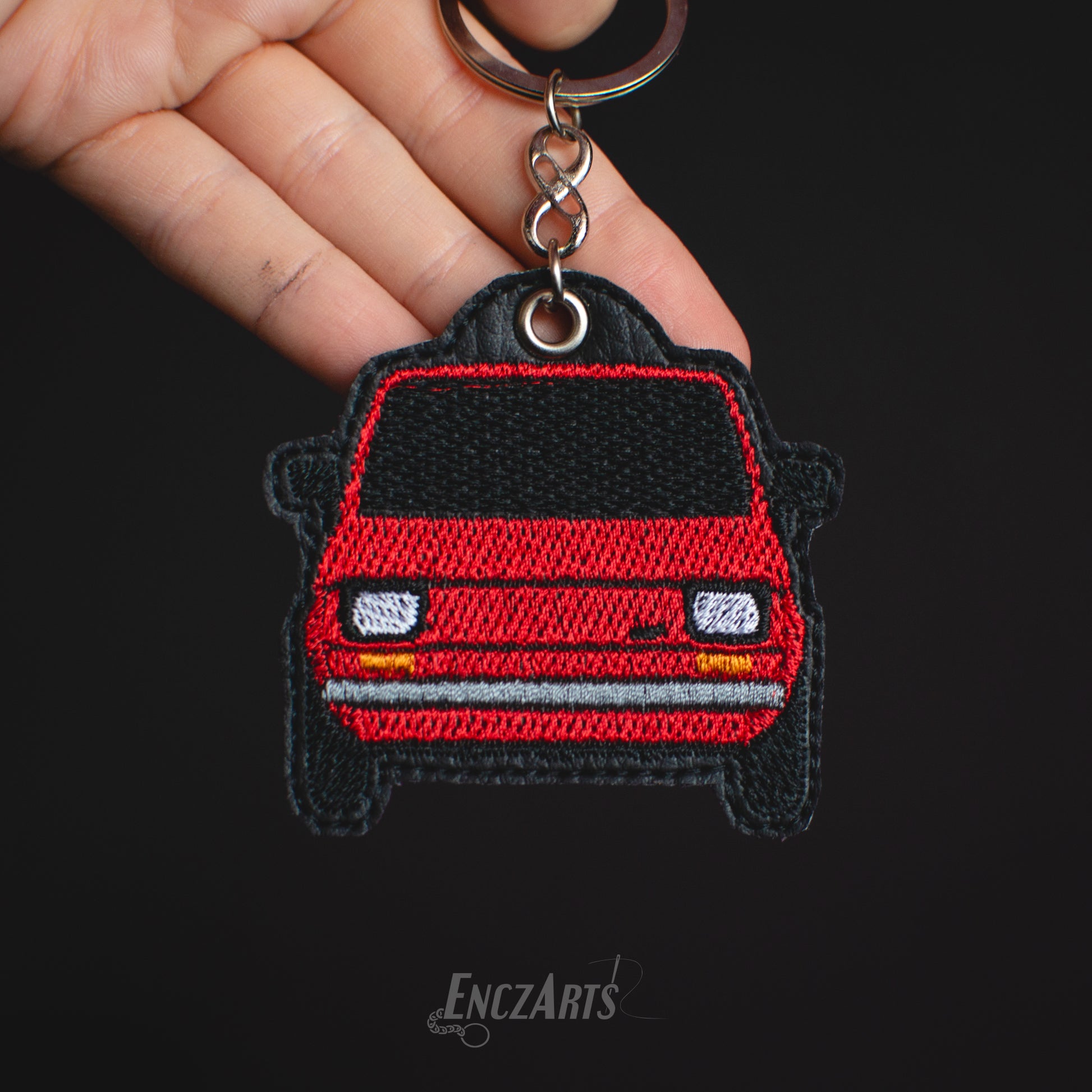 Haftowany brelok samochodowy EnczArts model Fiat 126p maluchczerwony