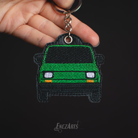 Personalizowany brelok z haftem Fiat 126p zielony maluch idealny prezent dla fana motoryzacji 
