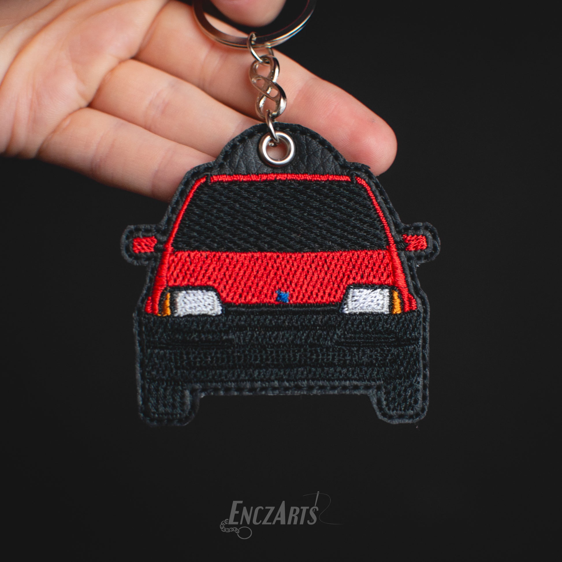 Personalizowany brelok samochodowy EnczArts przedstawiający Fiat Cinquecento oryginalny prezent dla kierowcy 
