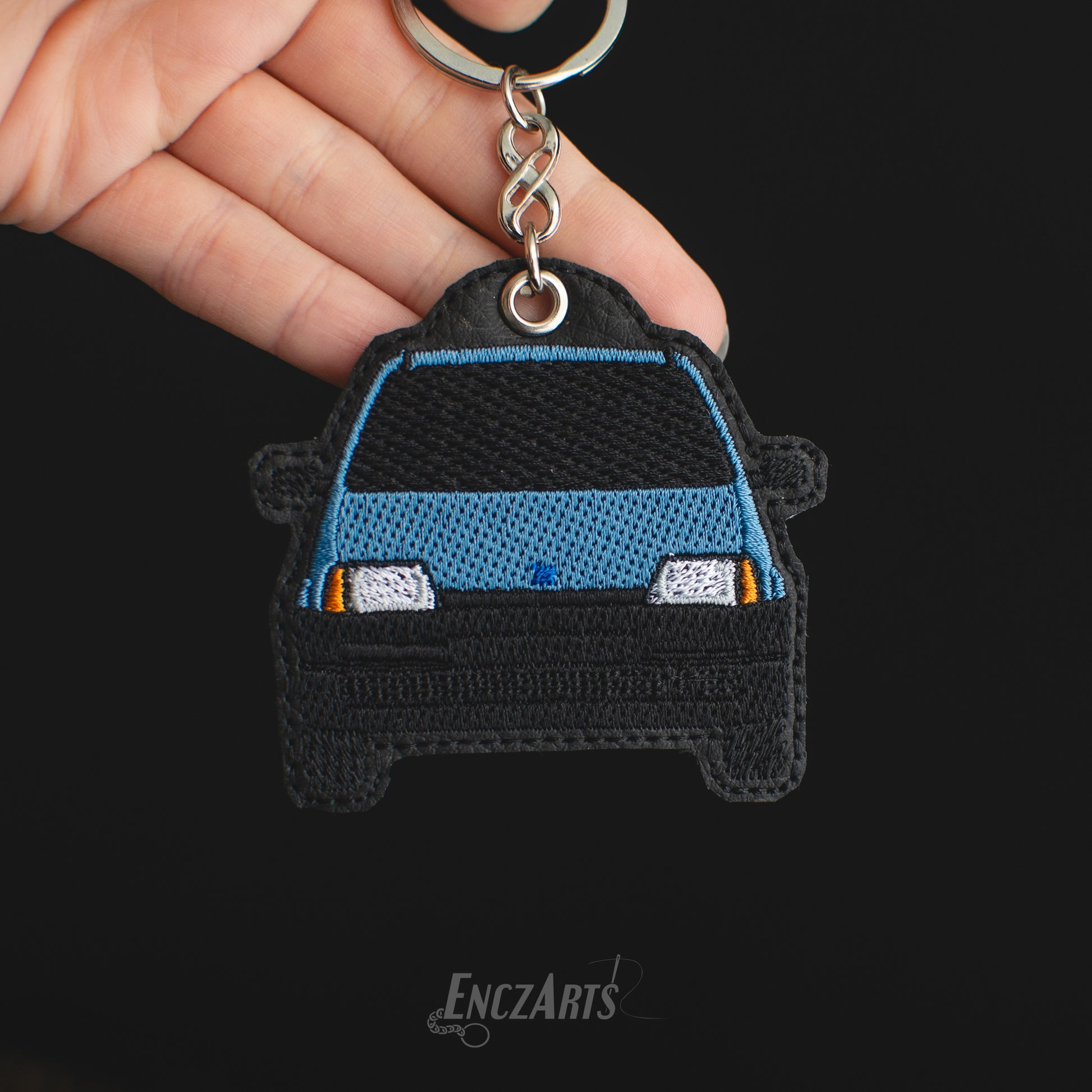 Haftowany brelok samochodowy EnczArts model Fiat Cinquecento w kolorze niebieskim.