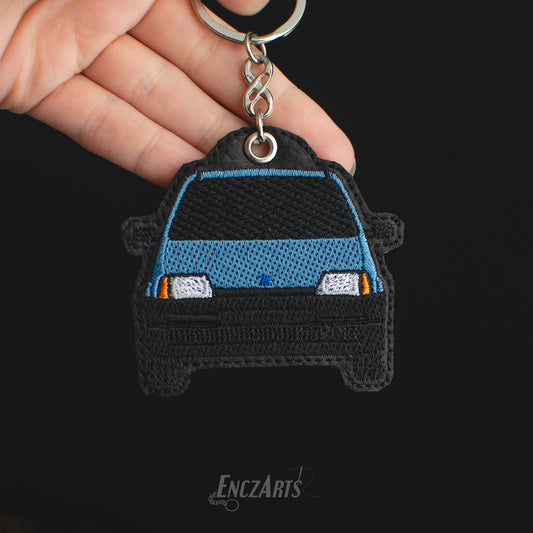 Haftowany brelok samochodowy EnczArts model Fiat Cinquecento w kolorze niebieskim.