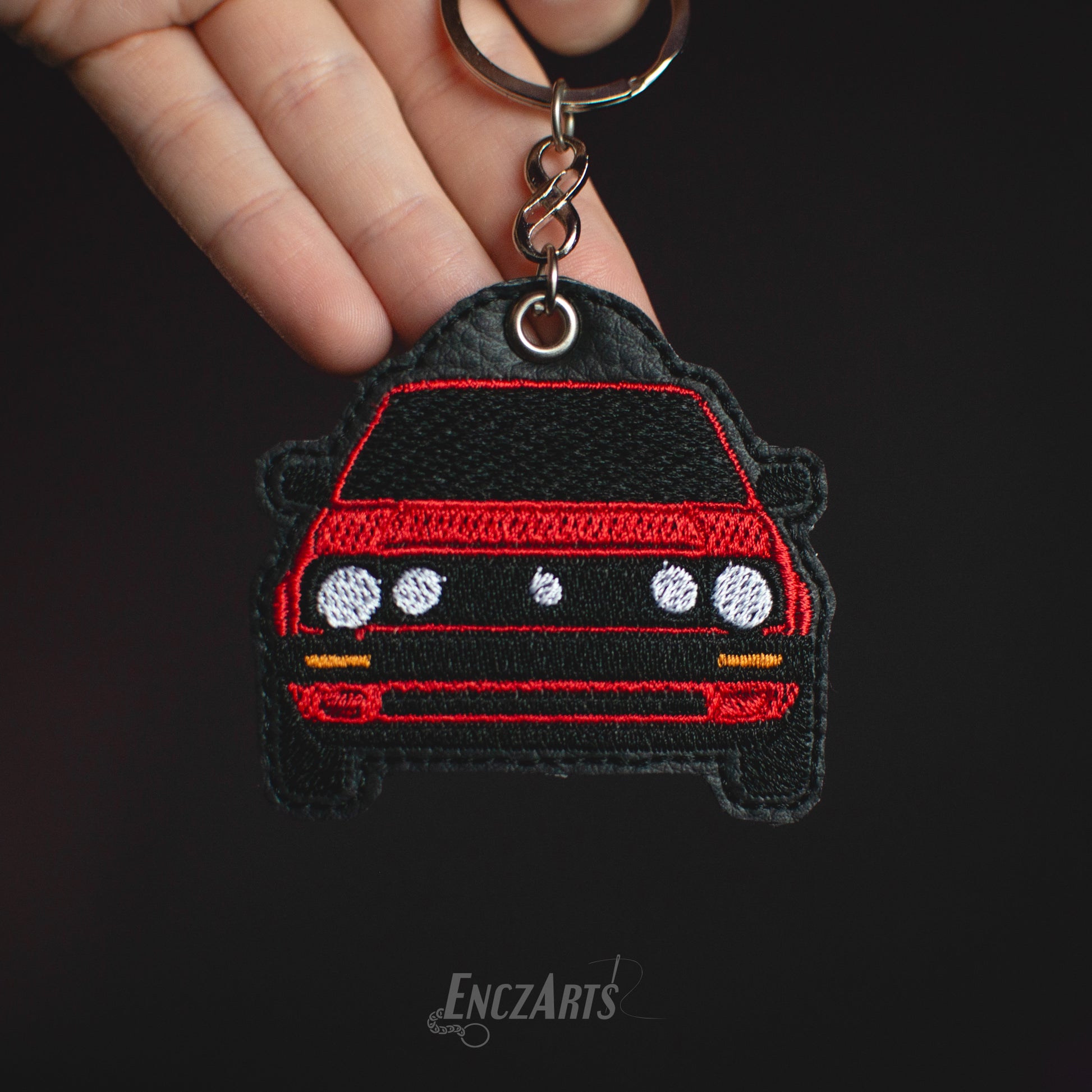 Haftowany brelok samochodowy EnczArts Volkswagen Golf II w kolorze czerwonym.