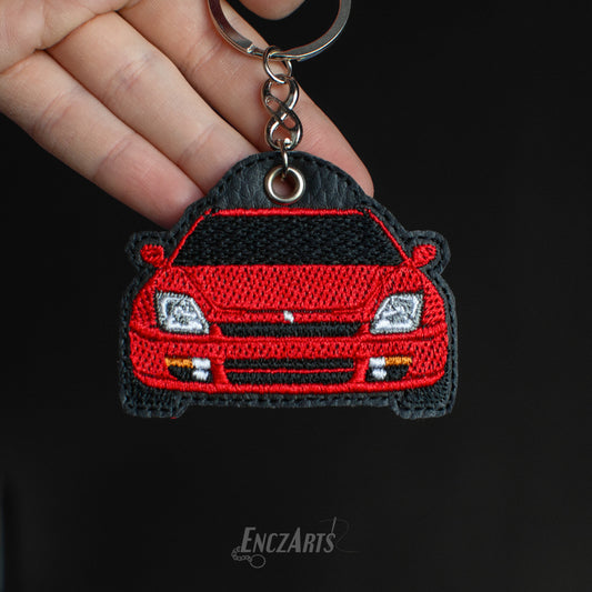 Haftowany brelok EnczArts przedstawiający zczerwoną Honda Prelude V rękodzieło inspirowane klasykami motoryzacji zawieszka do kluczy