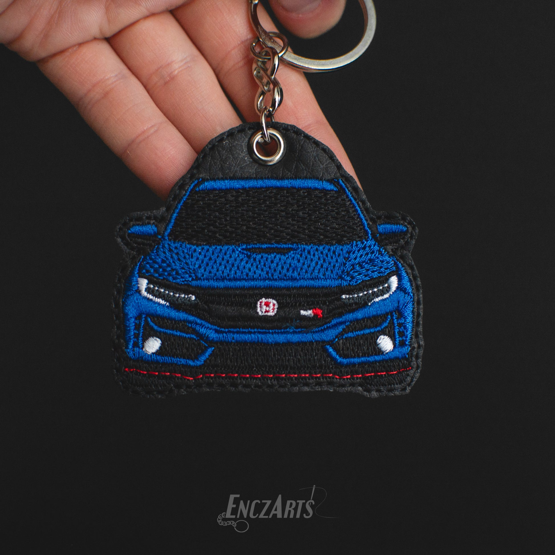 Haftowany brelok EnczArts przedstawiający niebieską Hondę Type R rękodzieło inspirowane klasykami motoryzacji.