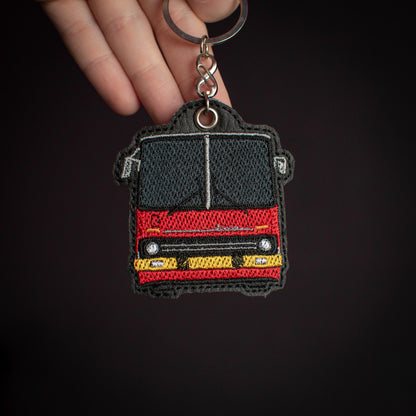 Haftowany brelok samochodowy EnczArts Ikarus 280 w kolorze czerwonym.