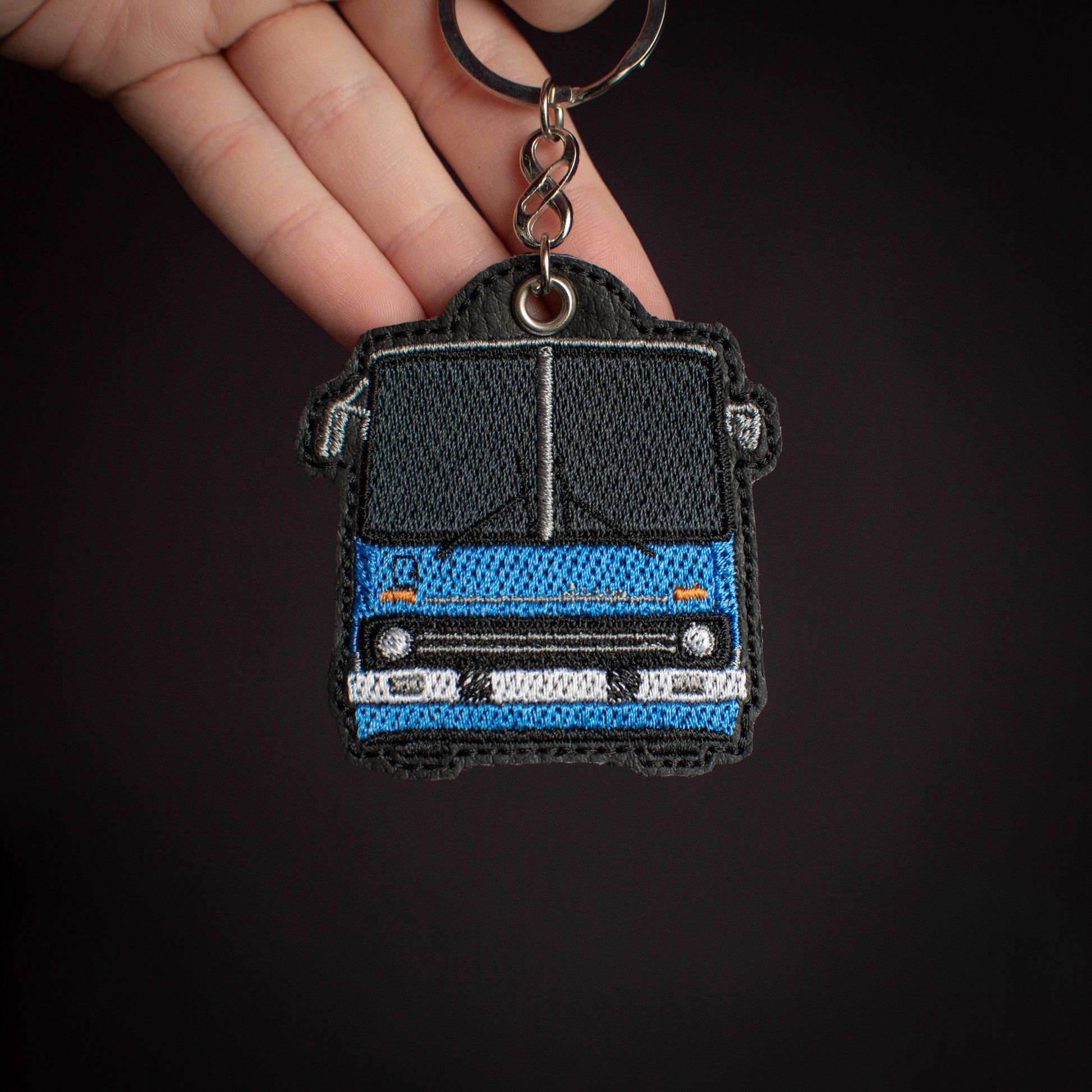 Haftowany brelok EnczArts przedstawiający niebieskiego Ikarusa 260 rękodzieło inspirowane klasykami motoryzacji.