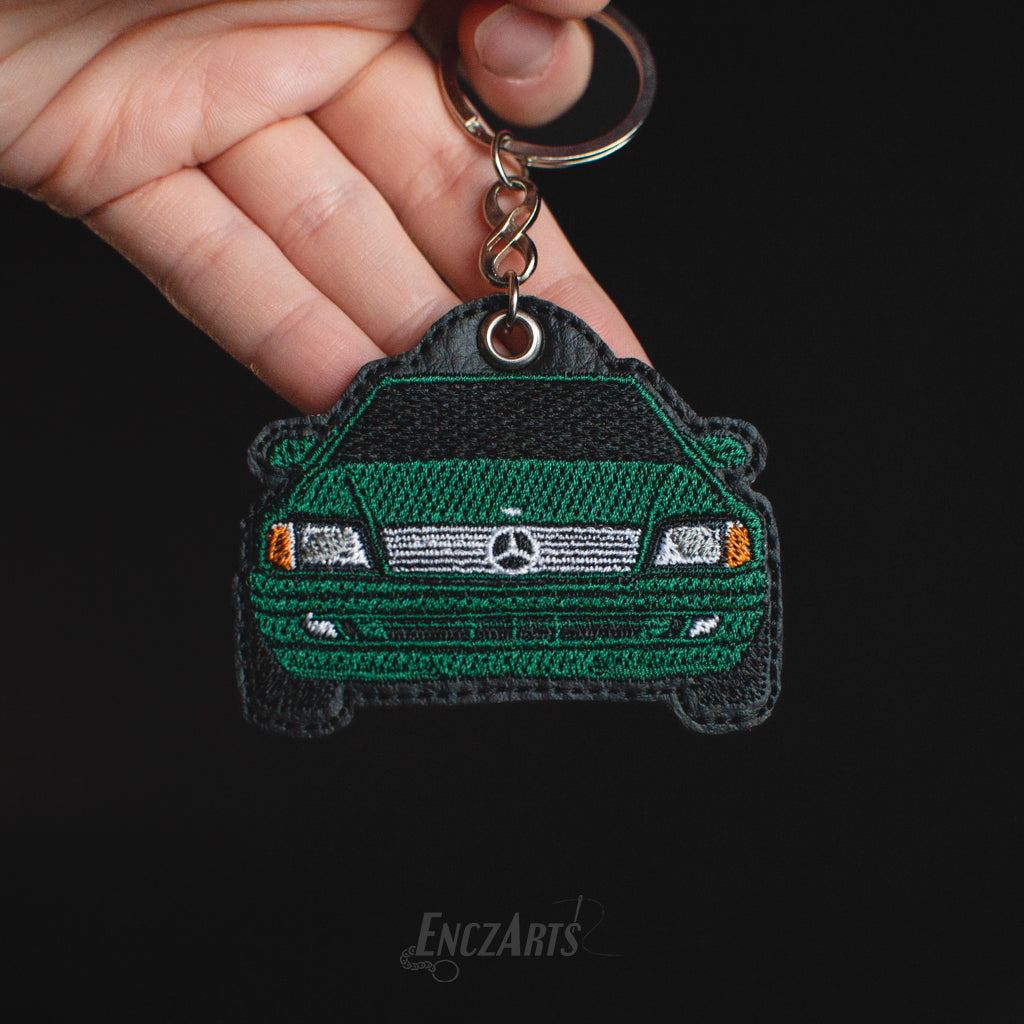 Unikalny brelok EnczArts z haftem auta Mercedes SL500 unikalny prezent motoryzacyjny handmade 