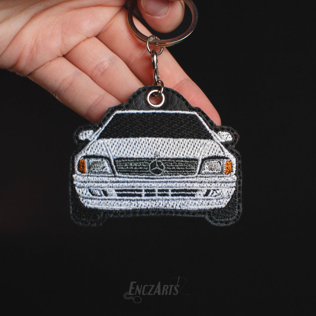 Ręcznie haftowany brelok samochodowy EnczArts model Mercedes SL500 w kolorze białym