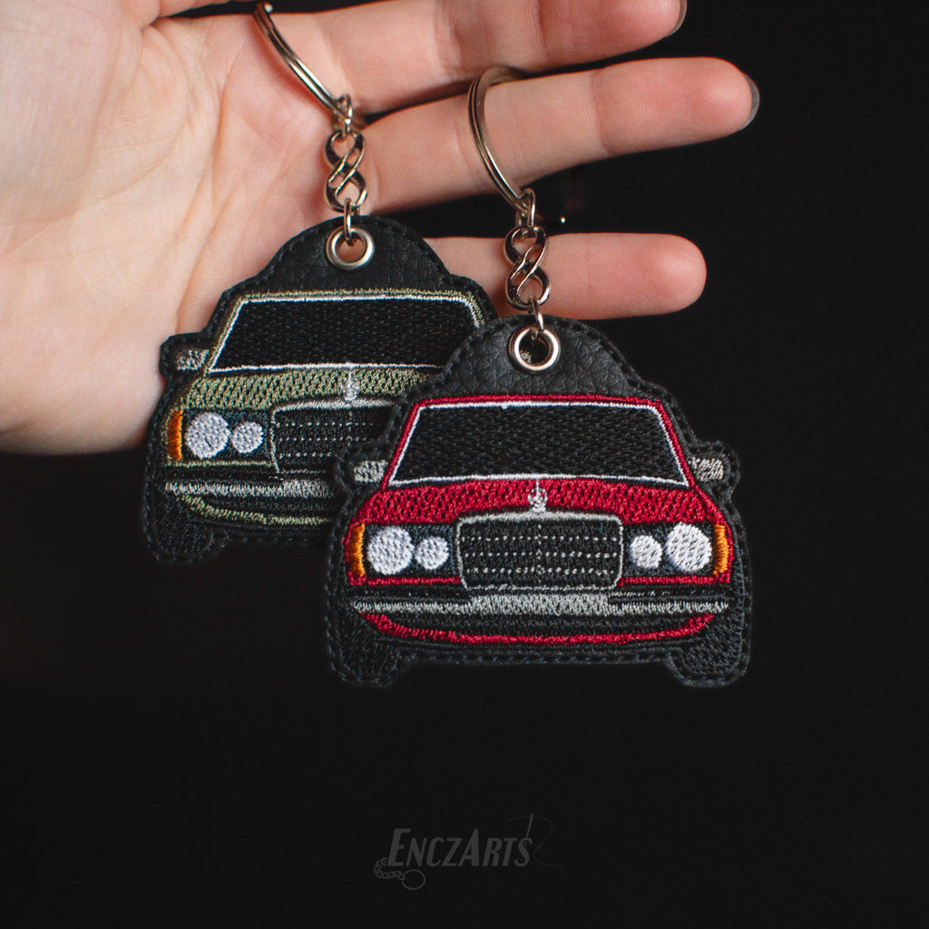 Zdjęcie produktu haftowanego breloka EnczArts bordowy i zielony Mercedes W123 beczka