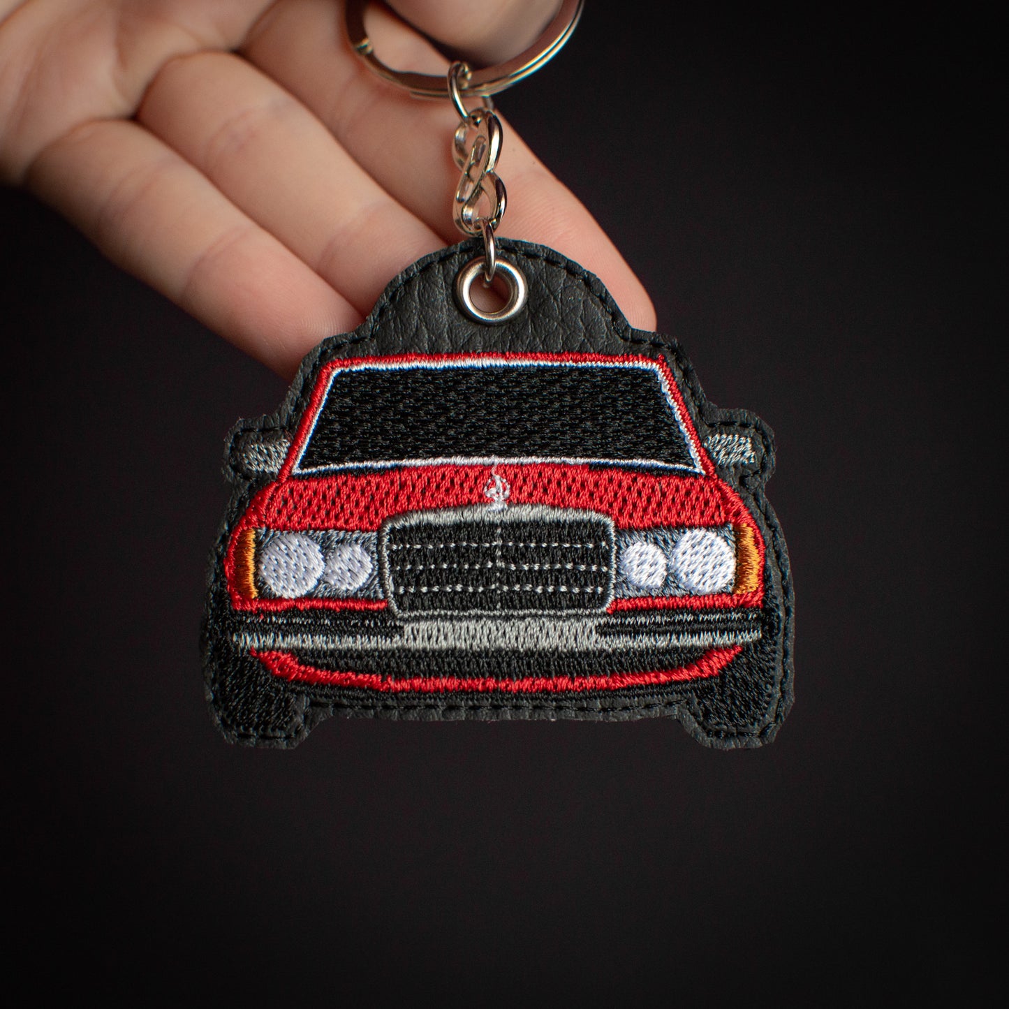 Zdjęcie produktu haftowanego breloka EnczArts czerwony Mercedes W123 beczka