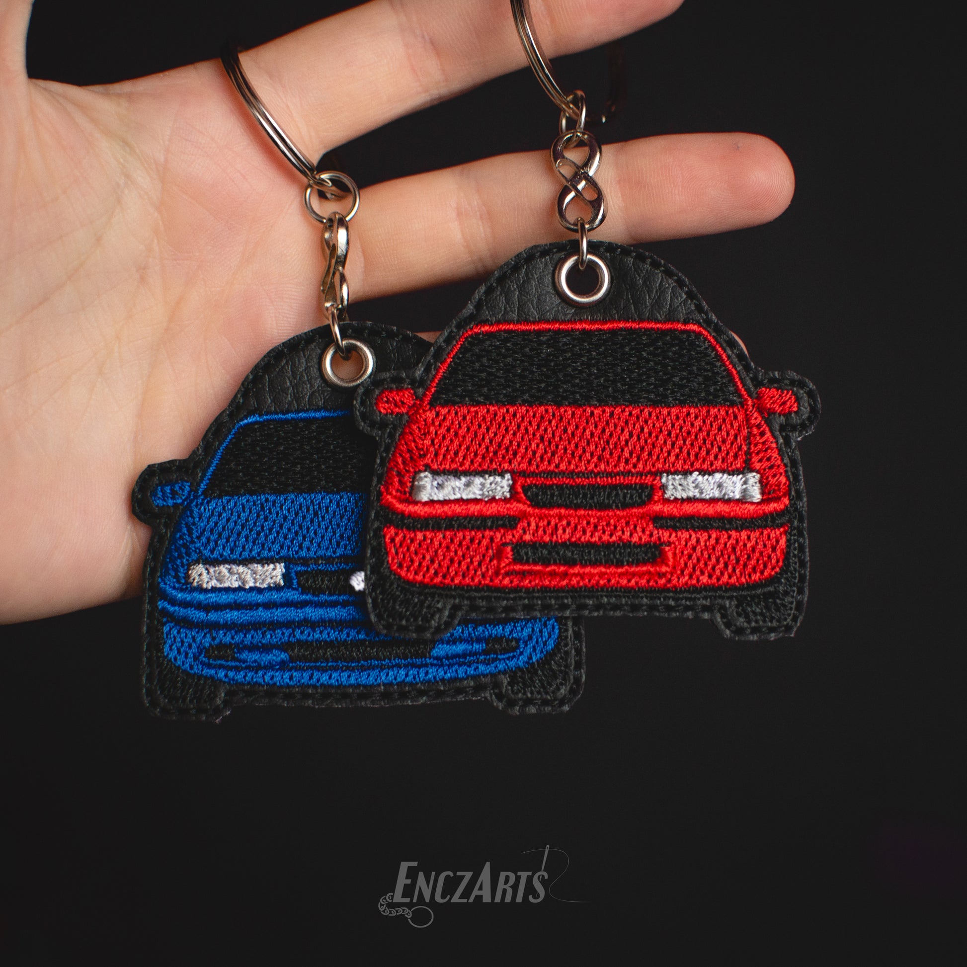 Haftowany brelok EnczArts przedstawiający Opla Calibrę rękodzieło inspirowane klasykami motoryzacji.
