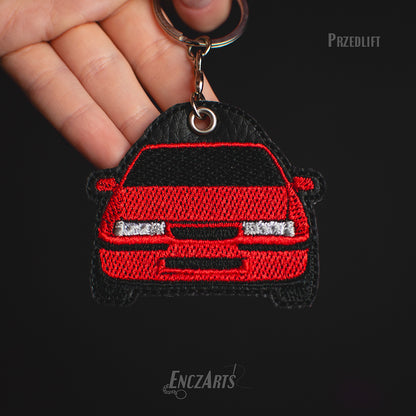 Unikalny brelok EnczArts z haftem auta Opel Calibra przedlift czerwony unikalny prezent motoryzacyjny handmade