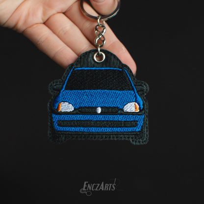 Brelok EnczArts z haftem Oplac Corsy B w niebieskiej kolorystyce brelok z haftem Twojego samochodu 
