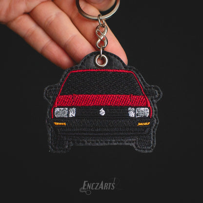 Haftowany brelok EnczArts przedstawiający bordowego Passata B2 rękodzieło inspirowane klasykami motoryzacji.