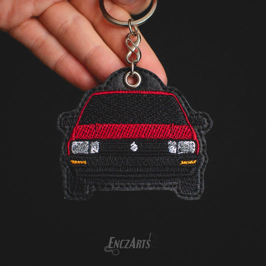 Haftowany brelok EnczArts przedstawiający bordowego Passata B2 rękodzieło inspirowane klasykami motoryzacji.