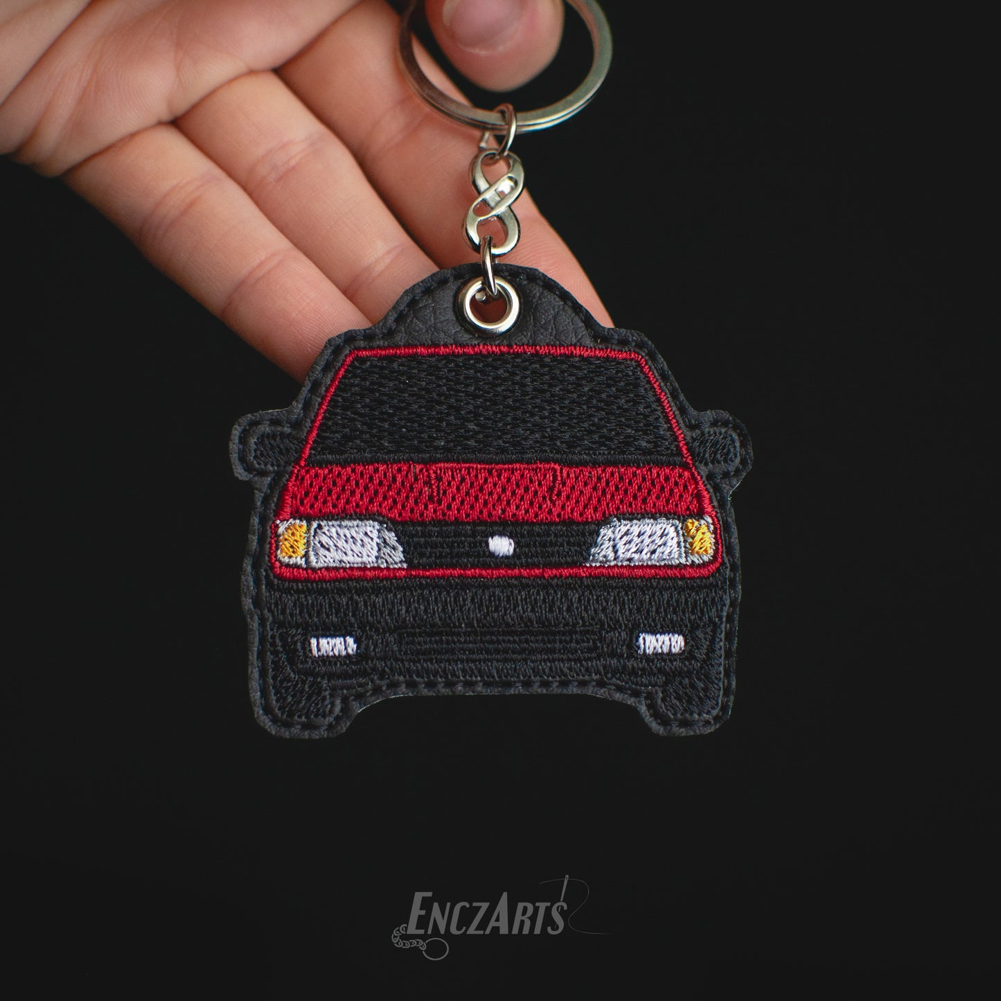 Haftowany brelok samochodowy EnczArts przedstawiający klasycznego Poloneza Caro wyjątkowe rękodzieło dla miłośników motoryzacji 