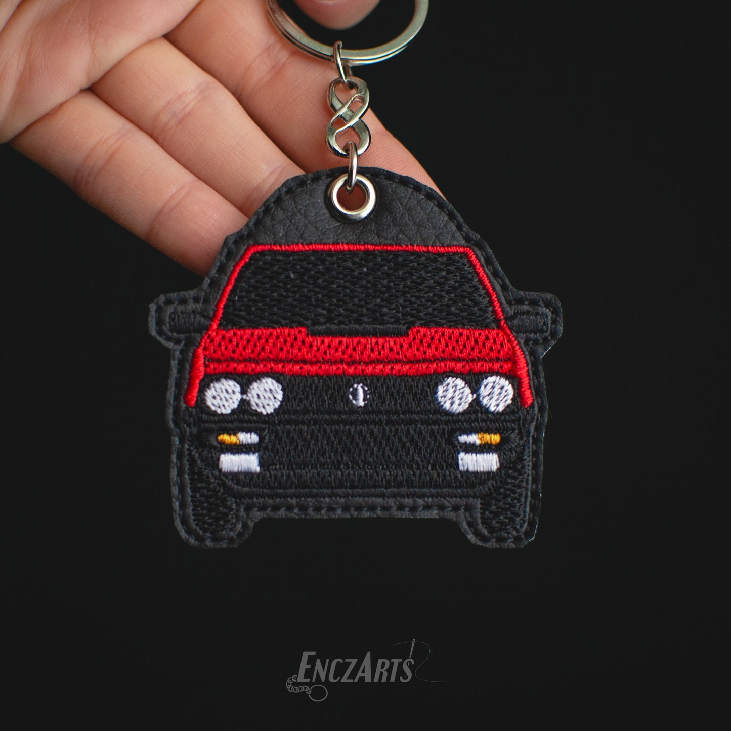 Brelok EnczArts z haftem Polonez Coupe w czerwonej kolorystyce brelok z haftem Twojego samochodu 