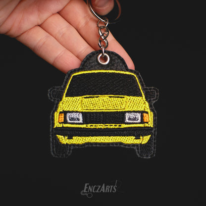Personalizowany brelok samochodowy EnczArts przedstawiający Skoda 120L oryginalny prezent dla kierowcy 
