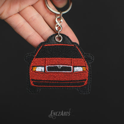Haftowany brelok samochodowy EnczArts model Skoda Fabia I w kolorze bordowym.