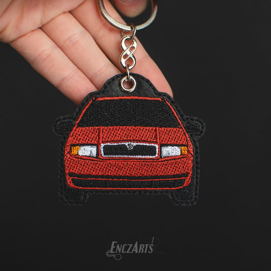 Haftowany brelok samochodowy EnczArts model Skoda Fabia I w kolorze bordowym.