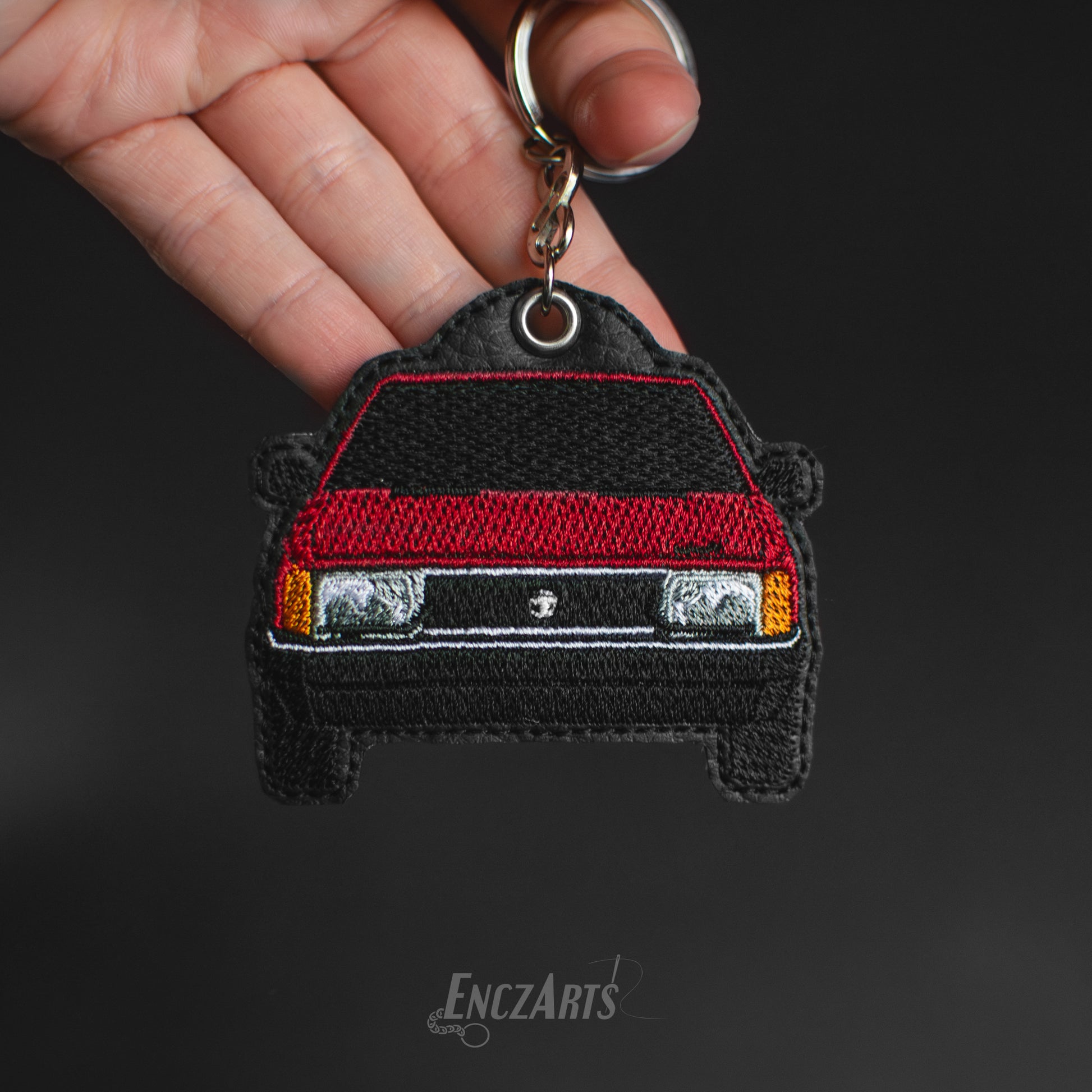 Zdjęcie produktu haftowanego breloka EnczArts bordowy Talbot Solara