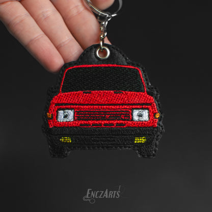 Zdjęcie produktu haftowanego breloka EnczArts czerwony Wartburg