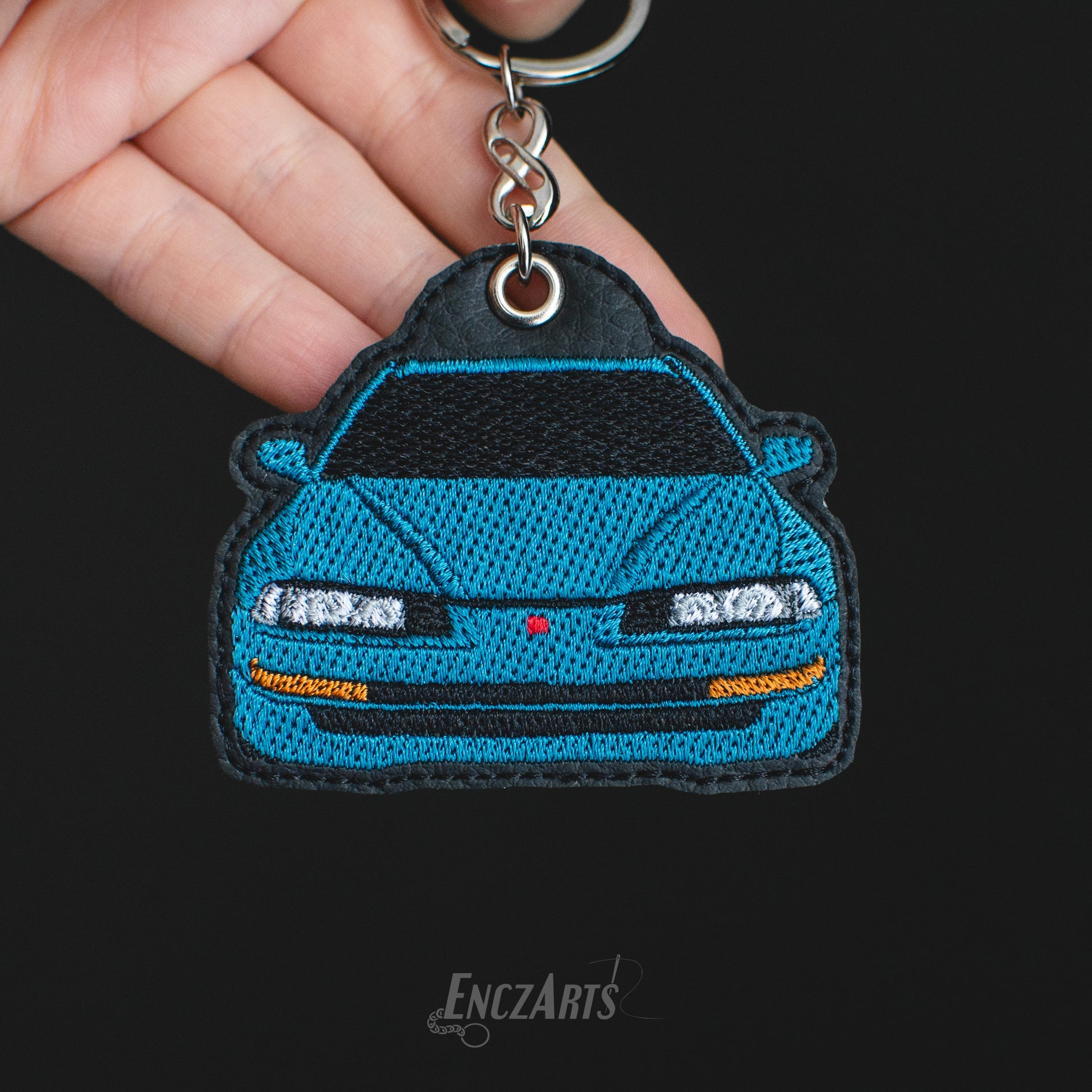 Haftowany brelok EnczArts przedstawiający niebieski Honda Prelude IV rękodzieło inspirowane klasykami motoryzacji.