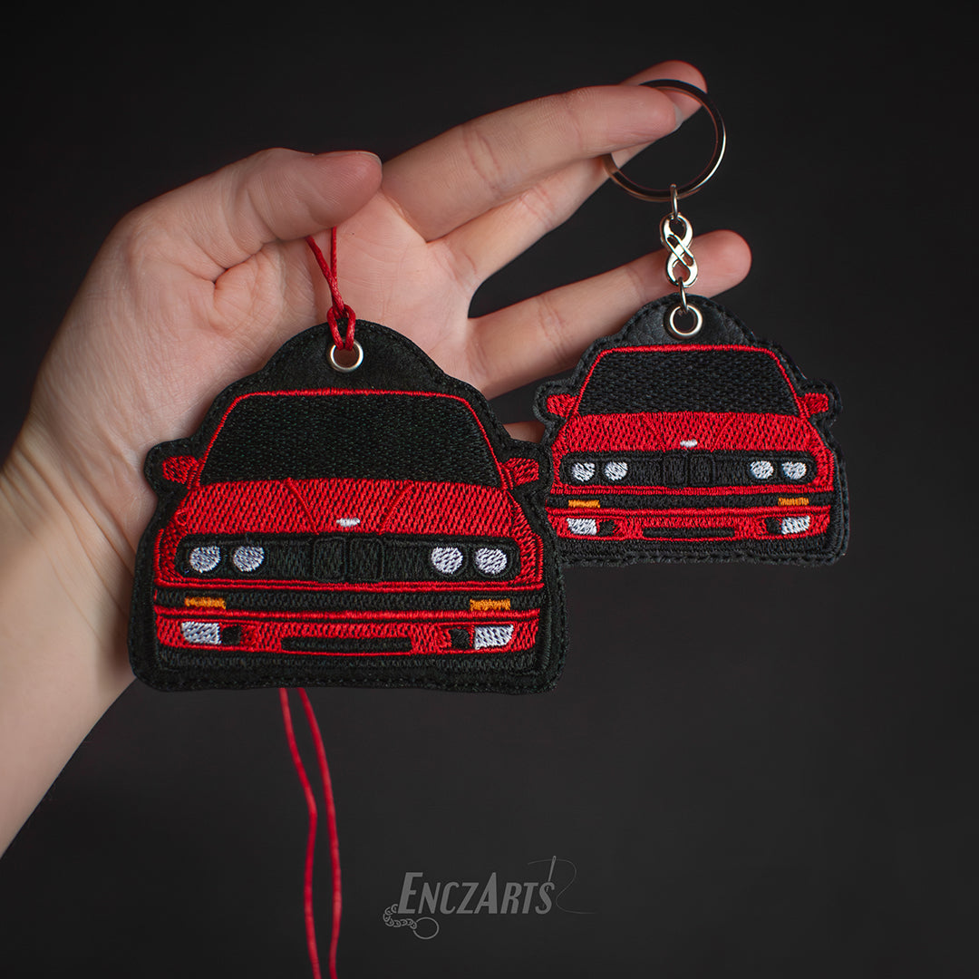 Zdjęcia haftowanego breloka i zawieszki EnczArts czerwone BMW E30