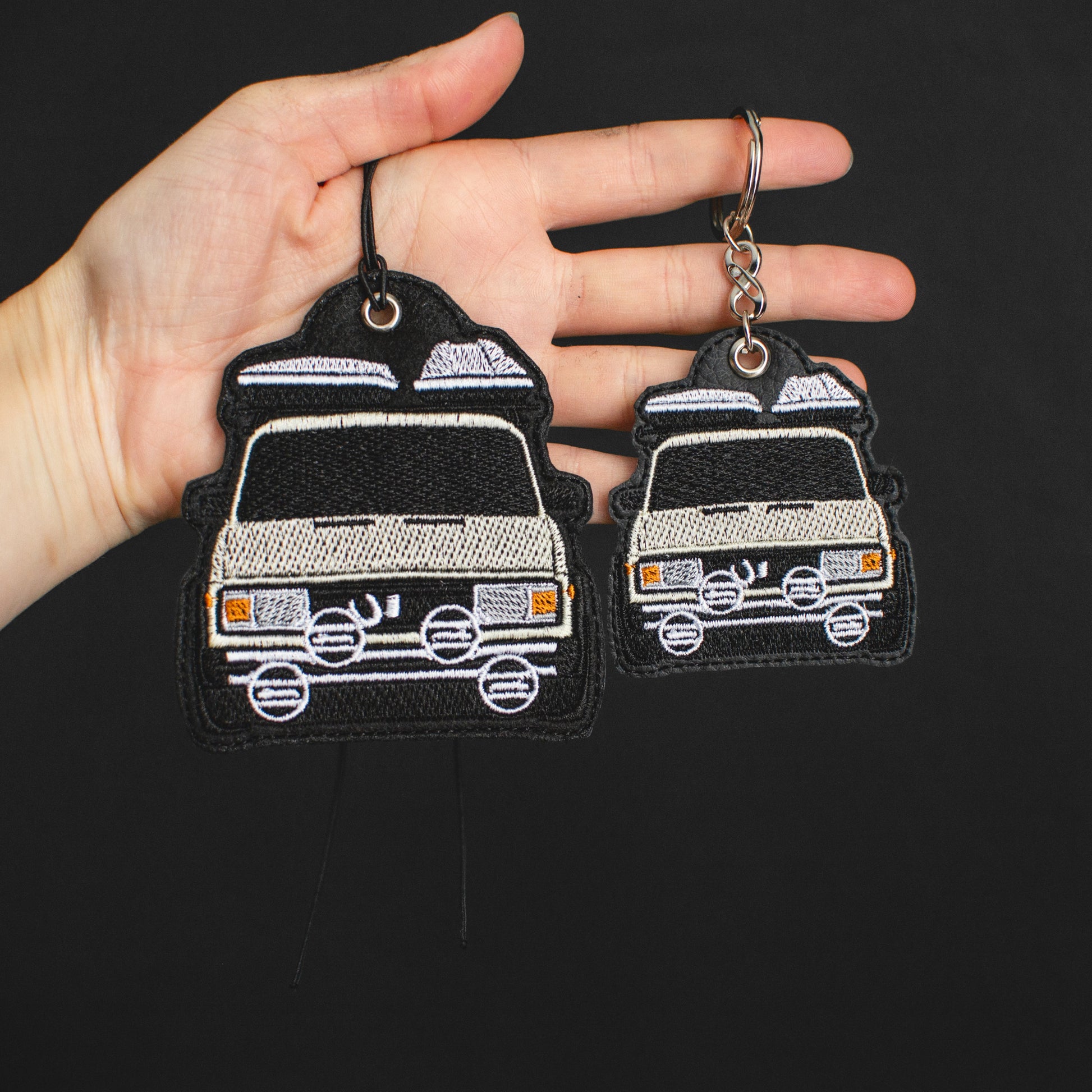 Zdjęcia haftowanego breloka i zawieszki EnczArts beżowa Łada 2107