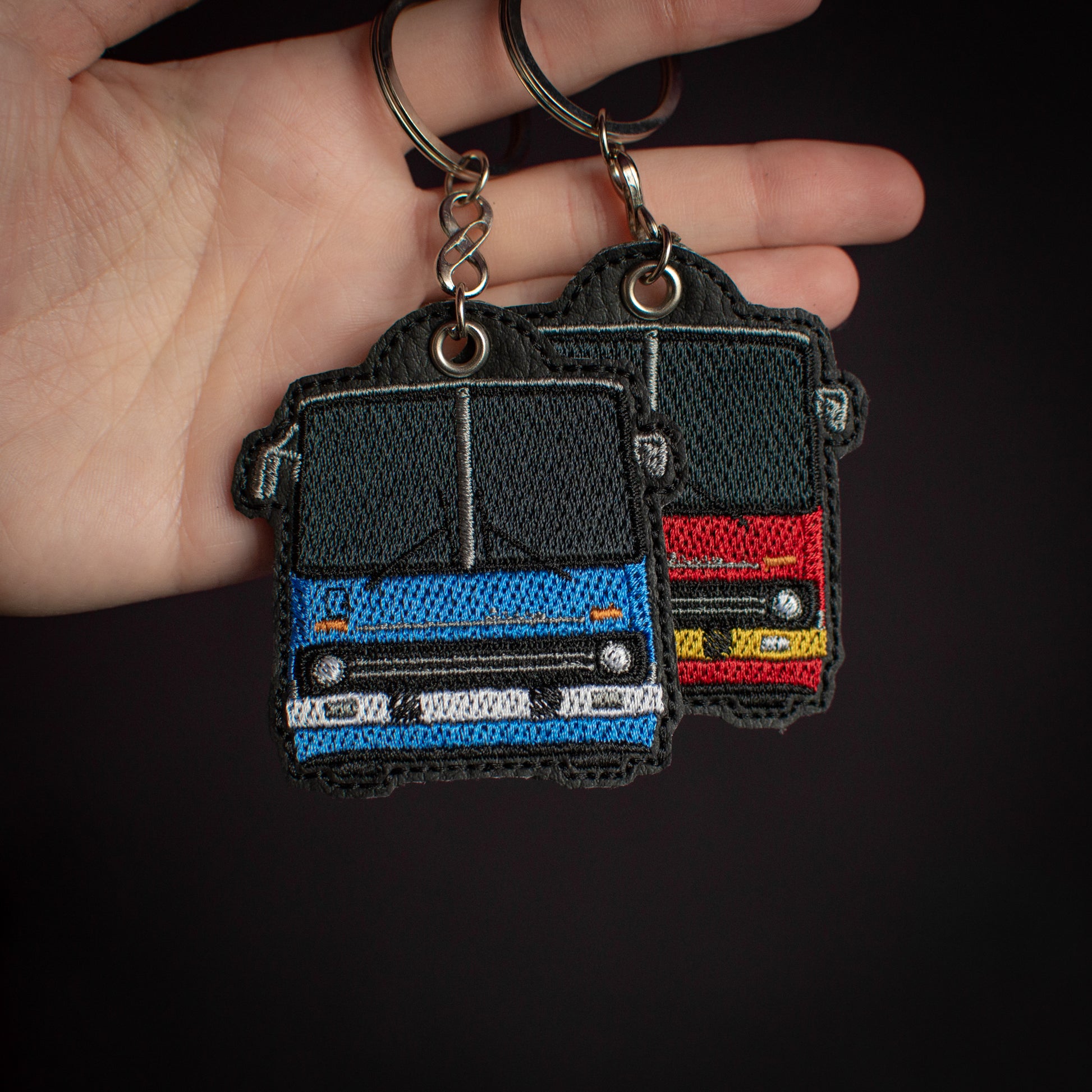 Personalizowany brelok samochodowy EnczArts przedstawiający Ikarusy oryginalny prezent dla kierowcy 