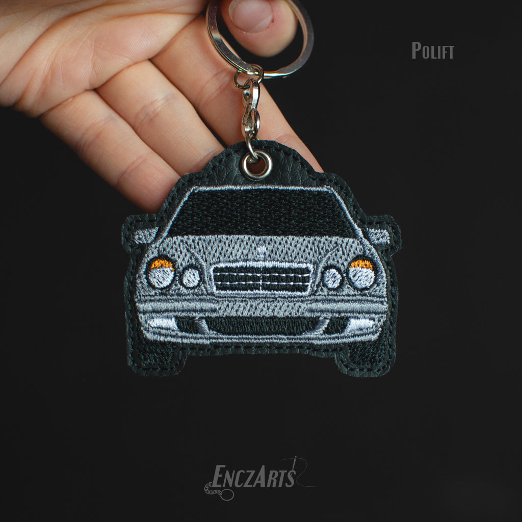 Brelok EnczArts z haftem Mercedesa W210 w srebrnej kolorystyce brelok z haftem Twojego samochodu 