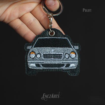 Brelok EnczArts z haftem Mercedesa W210 w srebrnej kolorystyce brelok z haftem Twojego samochodu 