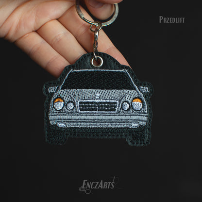 Haftowany brelok samochodowy EnczArts przedstawiający klasycznego Mercedesa W210 wyjątkowe rękodzieło dla miłośników motoryzacji 